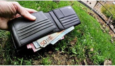 Trova un portafogli con 1500 euro e lo porta alla Municipale che rintraccia il proprietario