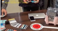 Guardia di Finanza: disarticolato sodalizio criminale dedito all'uso di carte di credito clonate - 7 arresti - video