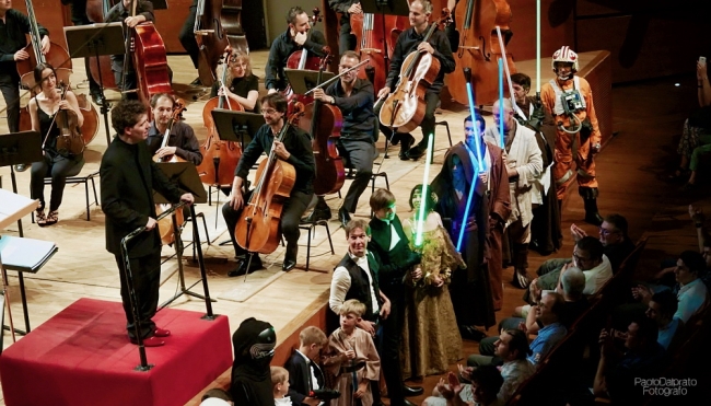 Il Maestro Simone Pedroni dirige Orchestra e Coro de laVerdi in Star Wars - foto Paolo Dalprato