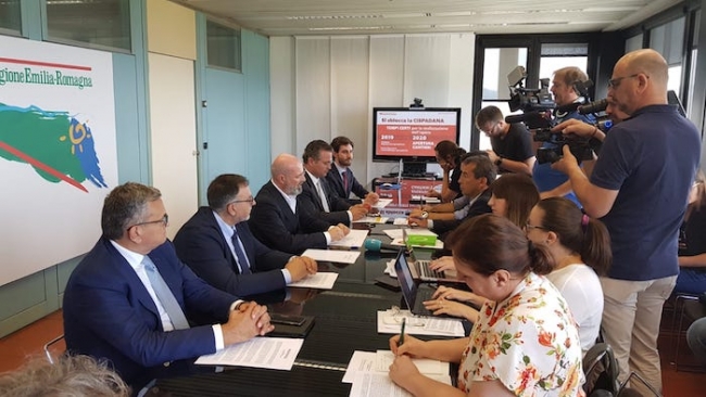Un momento della conferenza stampa con il presidente Bonaccini, al centro nel lato di sinistra del tavolo, e l&#039;assessore regionale ai Trasporti, Donini, alla sua sinistra 