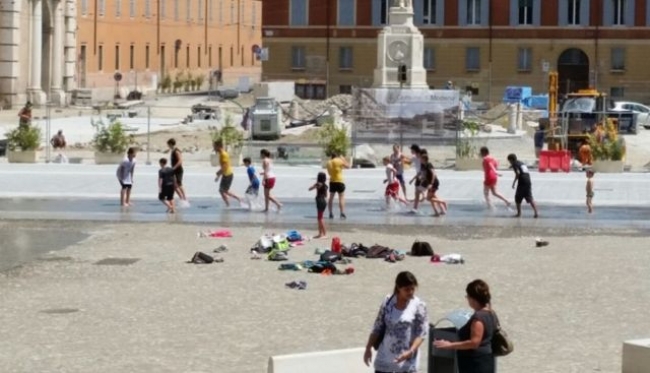 Modena - Piazza Roma o &quot;Spiaggia Roma&quot;? Il cuore della città scambiato per uno stabilimento balneare.