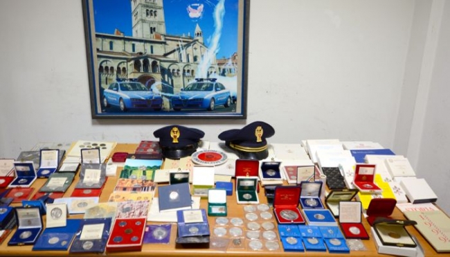 Modena - Rubano monete da collezione in una cantina: arrestati