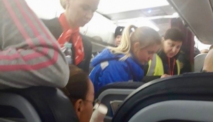 Russia, volo Mosca - Dubai atterrato in emergenza medica dopo malore di diversi passeggeri.