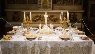 la tavola allestita alla Chiesa di San Carlo nella mostra &quot;Il gusto della contaminazione&quot;