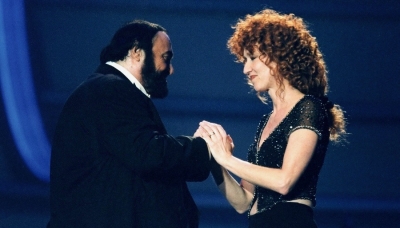 Luciano Pavarotti con Fiorella Mannoia nel 2001 al Pavarotti &amp; Friends di Modena