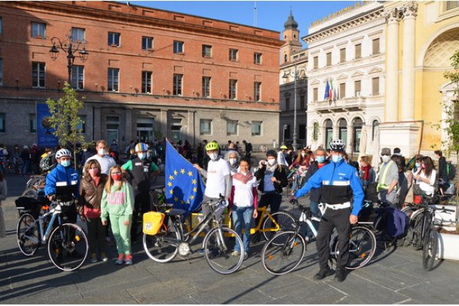 Biciclettata degli studenti della Scuola per l&#039;Europa da piazza Garibaldi alla scuola, nel segno della sostenibilità ambientale