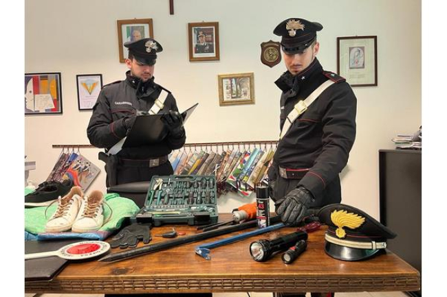Pronti a commettere furti messi in fuga dai carabinieri